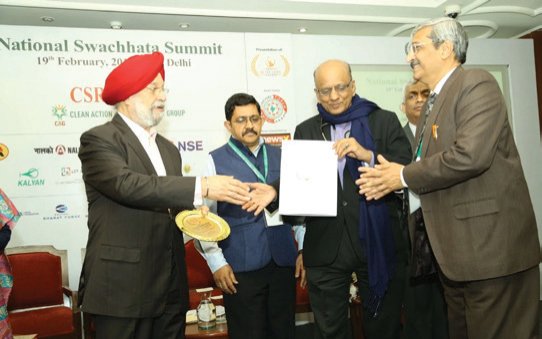 Hardeep Puri giving CSR TIMES Awards
